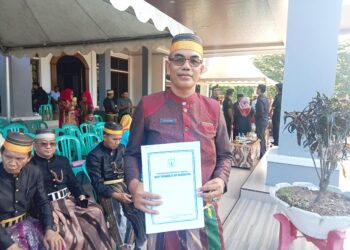 Kepala UPT SDN 175 Pinrang Terima Penghargaan Di Hardiknas