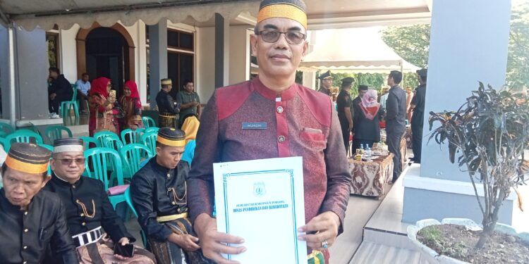 Kepala UPT SDN 175 Pinrang Terima Penghargaan Di Hardiknas