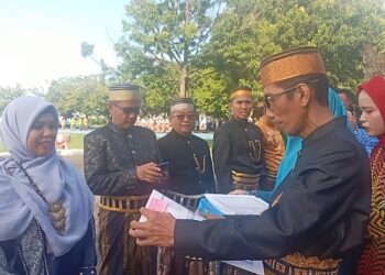 Sejumlah Sekolah Dan Guru Terima Penghargaan Pada Hari Pendidikan Nasional Di Pinrang