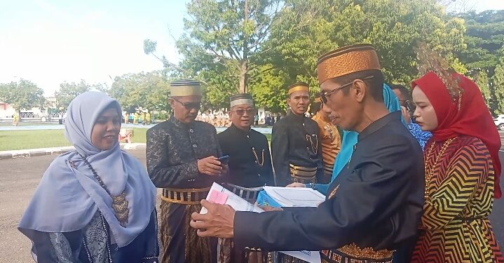 Sejumlah Sekolah Dan Guru Terima Penghargaan Pada Hari Pendidikan Nasional Di Pinrang