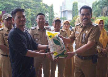 Petani di Pinrang Terima Bantuan, Akibat Dampak Bencana Alam