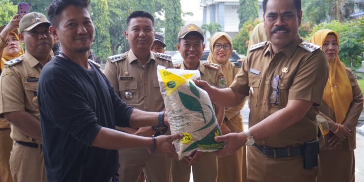 Petani di Pinrang Terima Bantuan, Akibat Dampak Bencana Alam