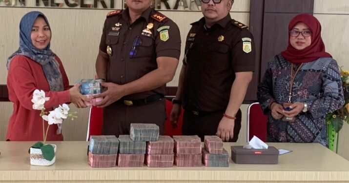 Kejari Pinrang Terima Sebanyak Rp,1 Milyar Rupiah Pembayaran Pidana Denda Dari Terpidana Kasus Narkoba