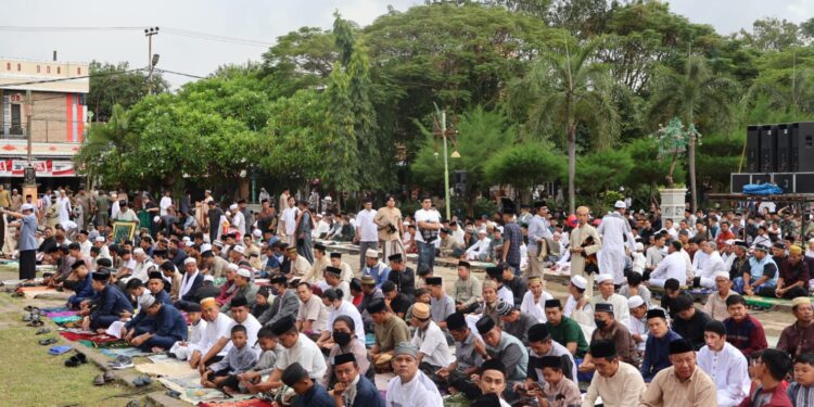 RIBUAN WARGA PINRANG SALAT IDUL ADHA DI LASINRANG PARK