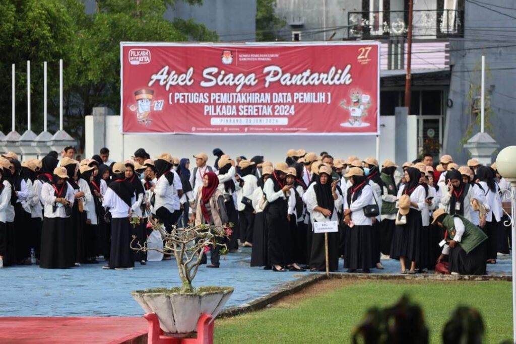 1.161 Petugas Pantarlih Mengikuti Apel Siaga di Halaman Kantor Bupati Pinrang