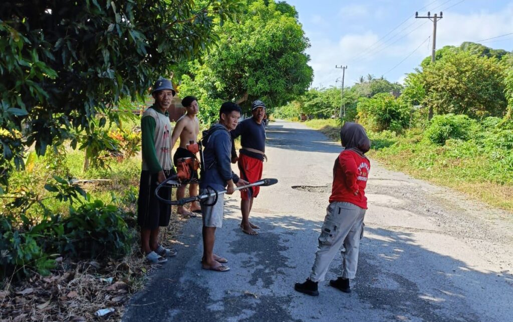 Lurah Dan Warga Gotong Royong Benahi Lingkungan dan Jalan