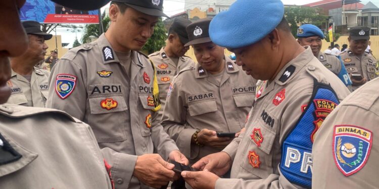 Kasi Propam Sidak Handphone Anggota