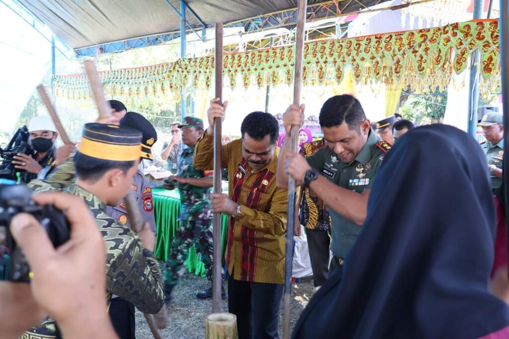 Pj.Bupati Pinrang Hadiri Pesta adat Warga Desa Samaenre