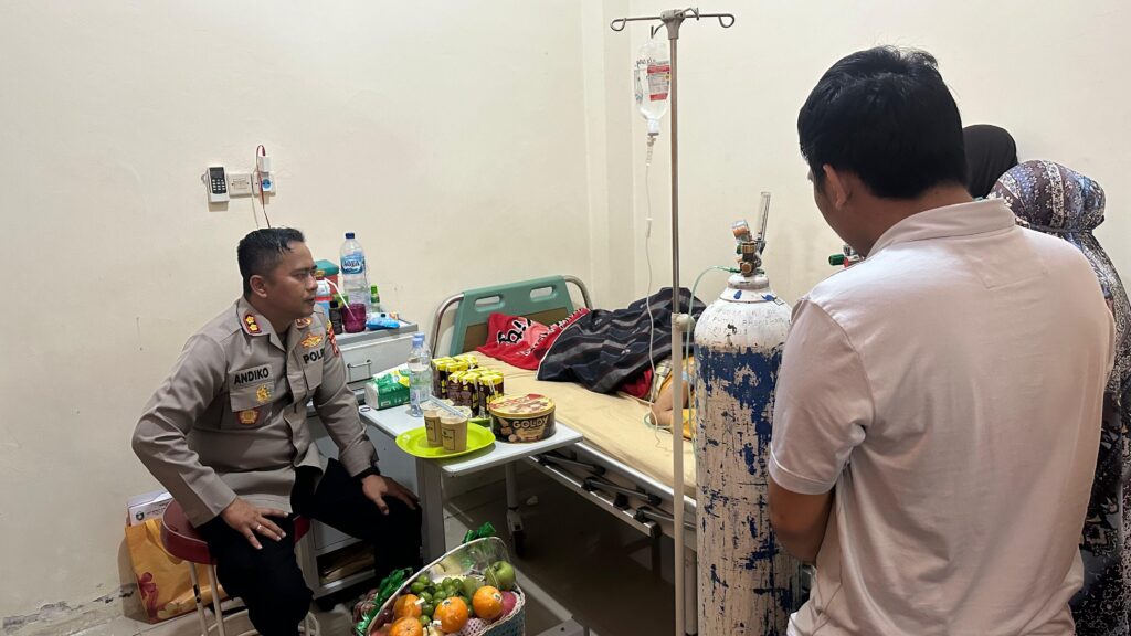 Kapolres AKBP Andiko Wicaksono Jenguk Anggota di RSUD Makkasau