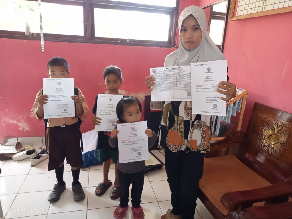 Puluhan Tahun Ibu Dan Anak Warga Pinrang Akhirnya Punya Dokumen Kependudukan