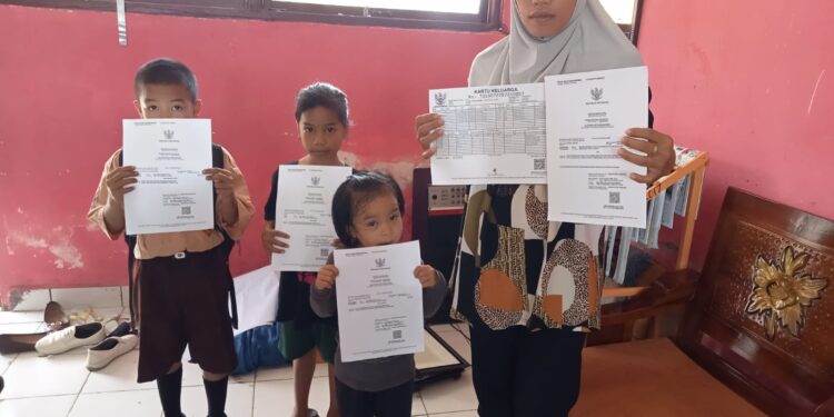 Puluhan Tahun Ibu Dan Anak Warga Pinrang Akhirnya Punya Dokumen Kependudukan