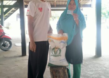 250 KK Warga Desa Sabbang Paru Terima Beras Cadangan Pangan Pemerintah  (CPP) sebanyak  10 Kg