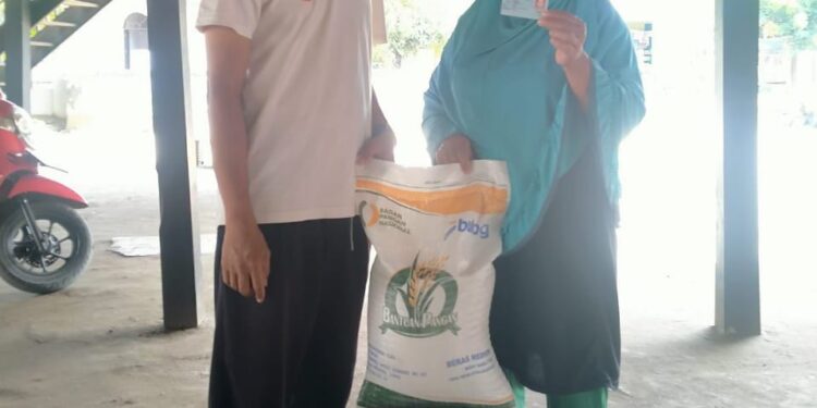250 KK Warga Desa Sabbang Paru Terima Beras Cadangan Pangan Pemerintah  (CPP) sebanyak  10 Kg