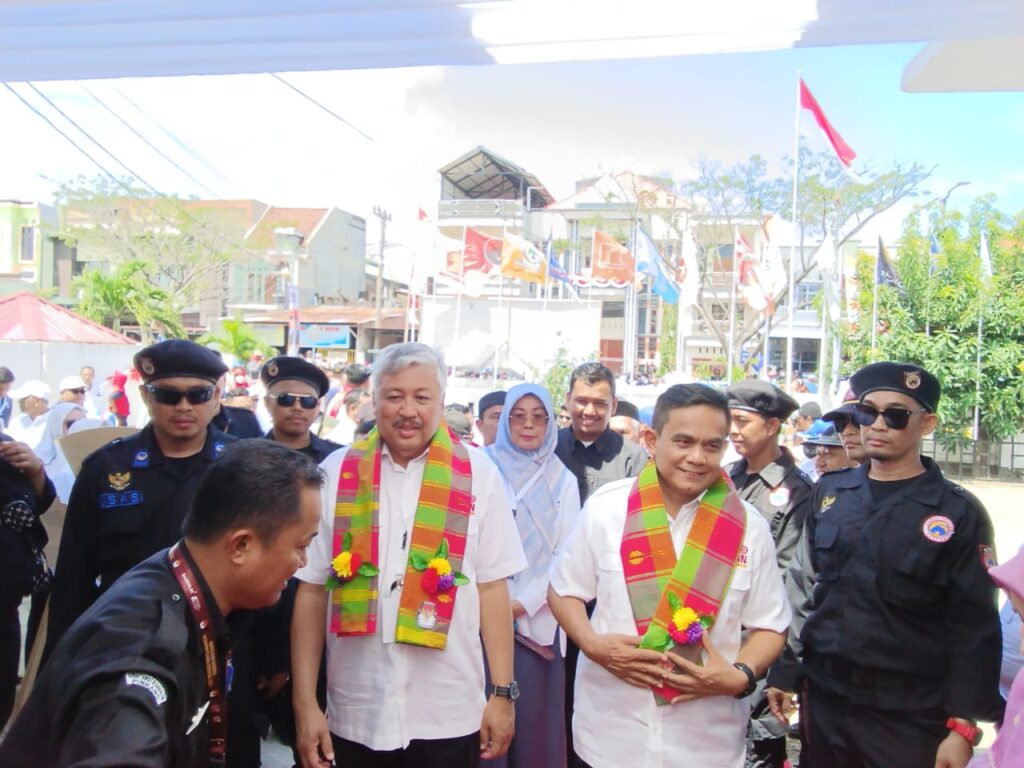 Paslon Bupati dan Wakil Bupati Pinrang Irwan-Sudirman,”Sukses” Mendaftar di KPU Pinrang