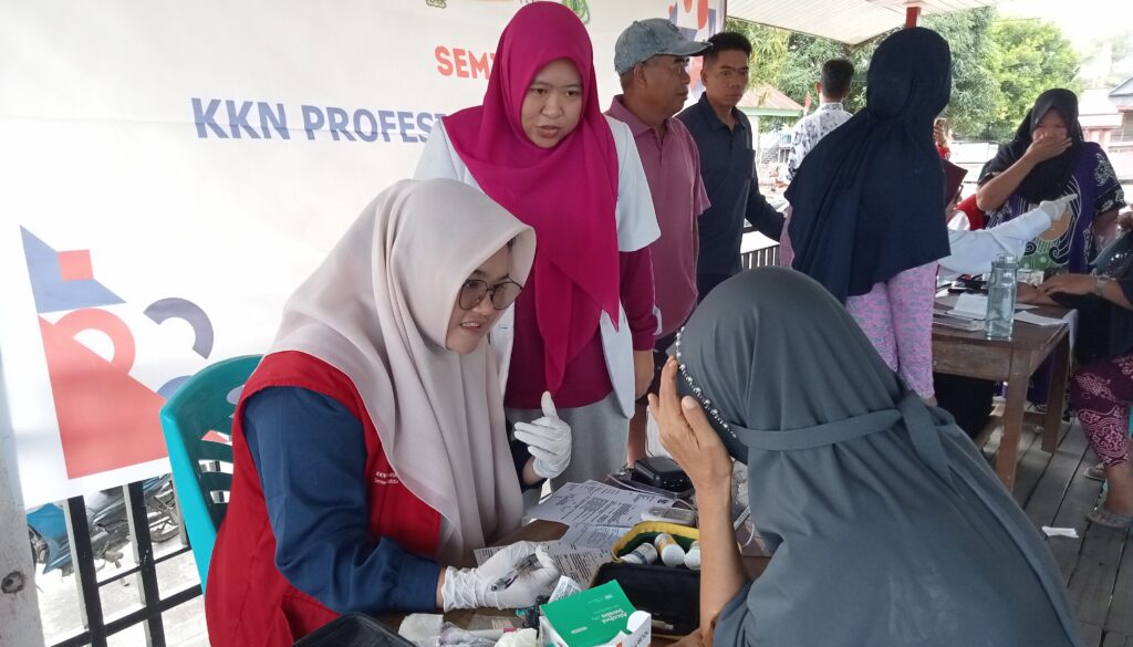 KKN Profesi Kesehatan Unhas Gelar Pelayanan Kesehatan di Sambut Ratusan Warga