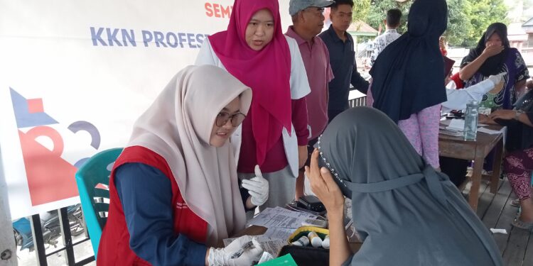 KKN Profesi Kesehatan Unhas Gelar Pelayanan Kesehatan di Sambut Ratusan Warga 