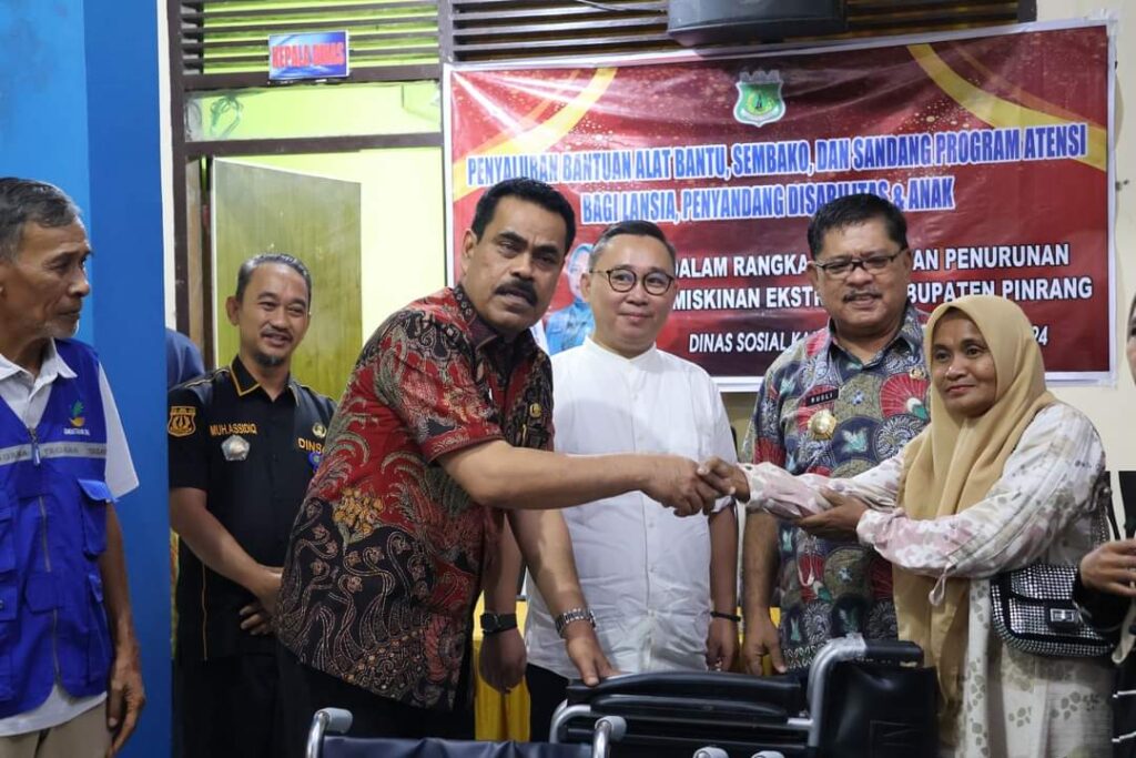 Lansia dan Disabilitas di Pinrang Terima Bantuan Asistensi Rehabilitasi Sosial