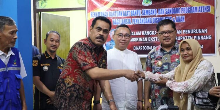 Lansia dan Disabilitas di Pinrang Terima Bantuan Asistensi Rehabilitasi Sosial