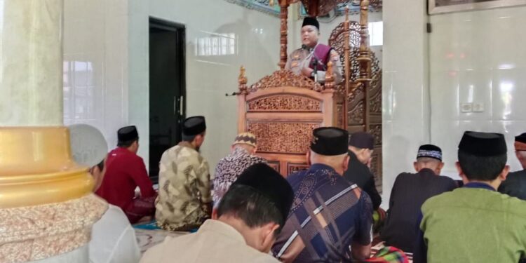 Khutbah Jum’at Di Masjid Nurultaqwa Bittoeng, Kanit Binmas Polsek Duampanua Sampaikan Ini Ke Jamaah
