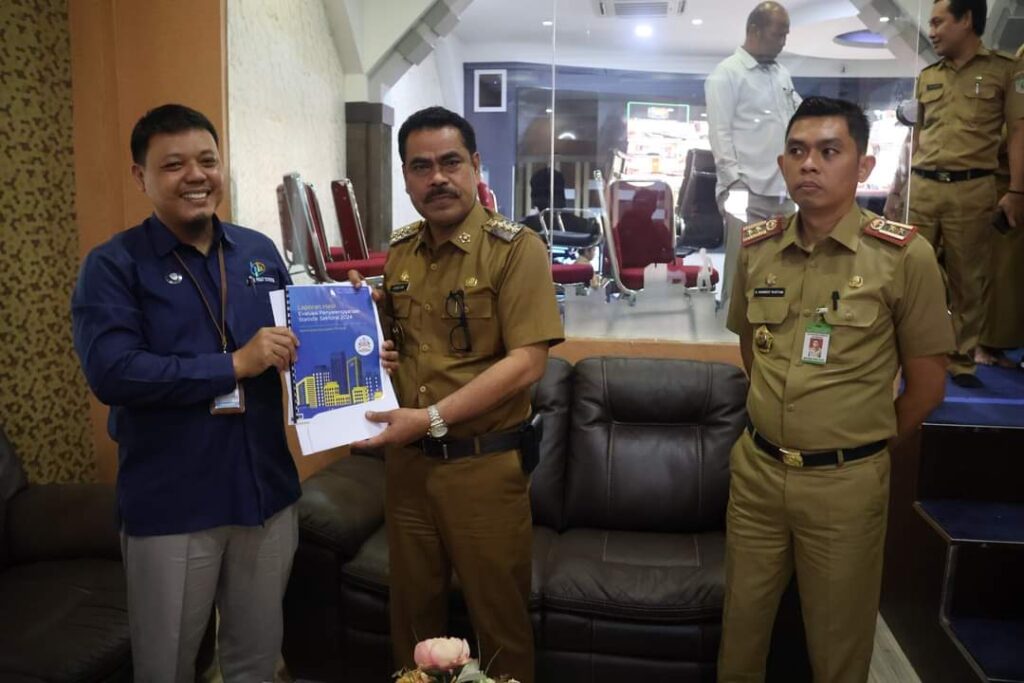 Kepala BPS Pinrang Secara Resmi Menyerahkan Hasil EPSS TH 2024 Kepada Pemkab Pinrang