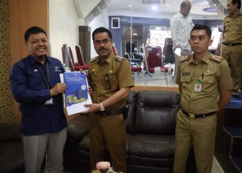 Kepala BPS Pinrang Secara Resmi Menyerahkan Hasil EPSS TH 2024 Kepada Pemkab Pinrang 