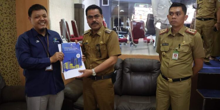 Kepala BPS Pinrang Secara Resmi Menyerahkan Hasil EPSS TH 2024 Kepada Pemkab Pinrang 