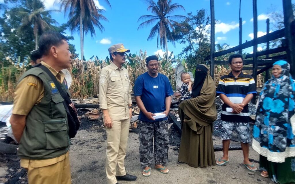 Sekda Pinrang Salurkan Bantuan di 3 Kecamatan