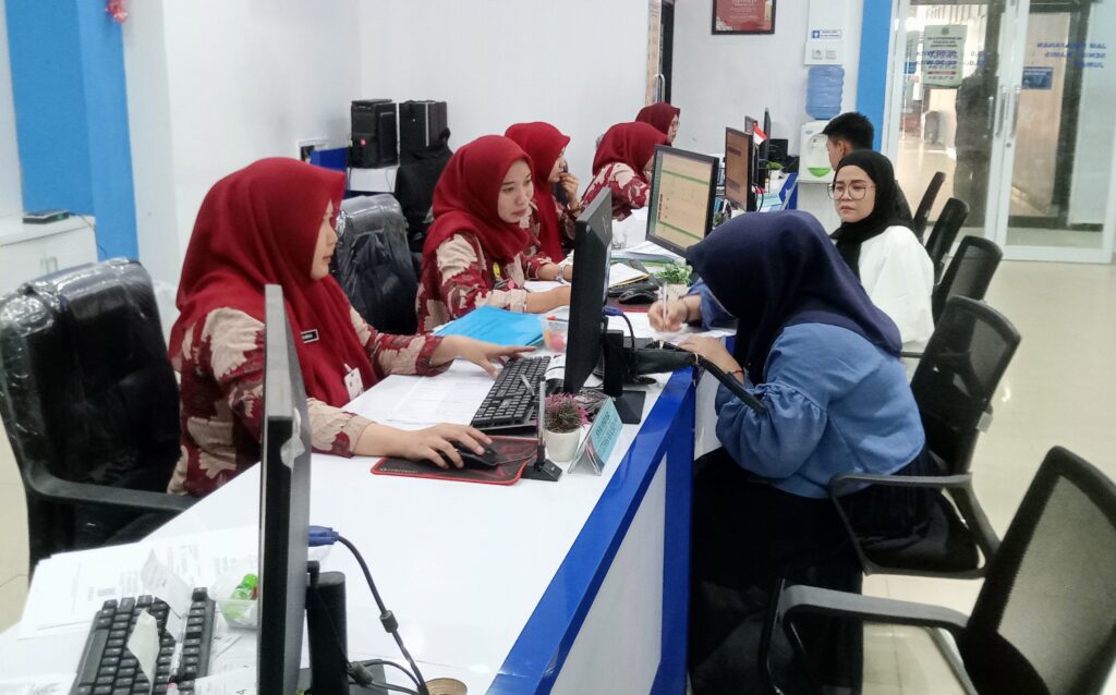 Puluhan Tahun Warga Asal Sabbang Paru Akhirnya Memiliki e-KTP