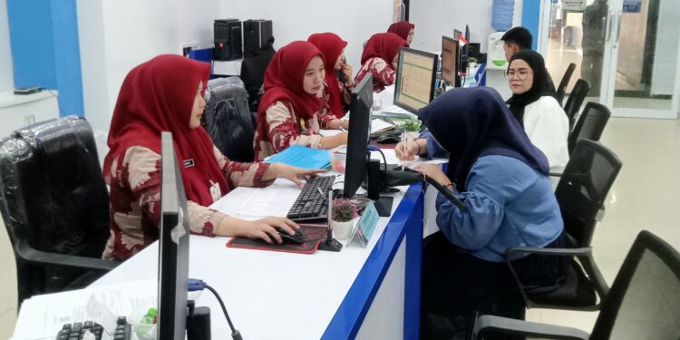 Puluhan Tahun Warga Asal Sabbang Paru Akhirnya Memiliki e-KTP