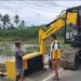 Dinas PSDA Pinrang Benahi Tumpukan Sampah Pada Pintu Air di Massila