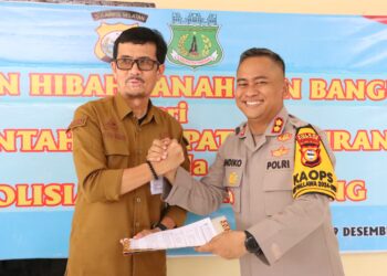 Sekda Pinrang Menyerahkan Hibah Tanah Lokasi Kantor Polsek Watang Sawitto.