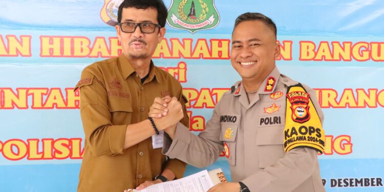 Sekda Pinrang Menyerahkan Hibah Tanah Lokasi Kantor Polsek Watang Sawitto.