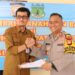 Sekda Pinrang Menyerahkan Hibah Tanah Lokasi Kantor Polsek Watang Sawitto.