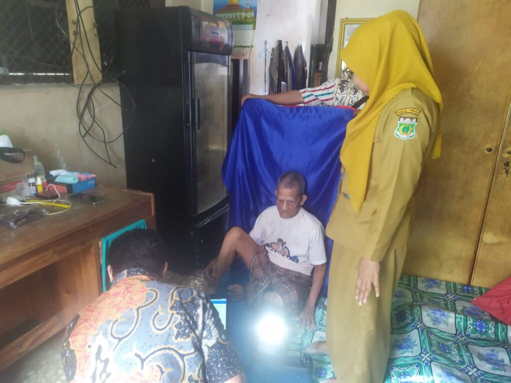 Hasan (83) Warga Kelurahan Benteng Mendapatkan Pelayanan Prima Disdukcapil Pinrang