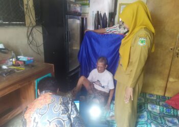 Hasan (83) Warga Kelurahan Benteng Mendapatkan Pelayanan Prima Disdukcapil Pinrang