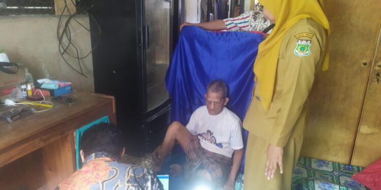 Hasan (83) Warga Kelurahan Benteng Mendapatkan Pelayanan Prima Disdukcapil Pinrang