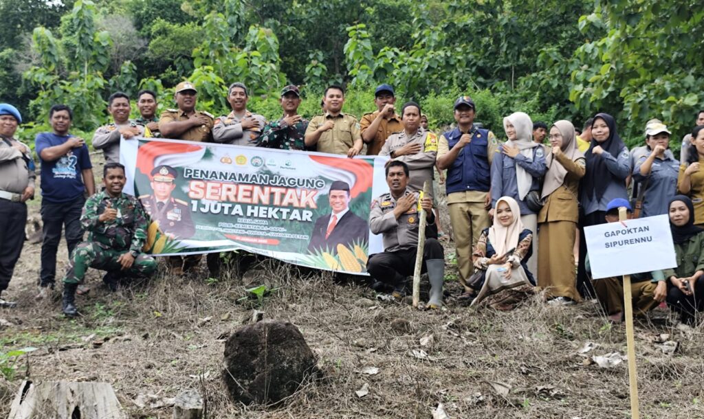 Polsek Lembang,Dukung Program di Bidang Ketahanan Pangan,Tanam Jagung di Desa Sabbang Paru