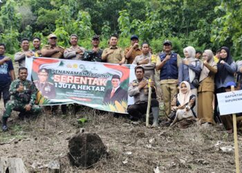 Polsek Lembang,Dukung Program di Bidang Ketahanan Pangan,Tanam Jagung di Desa Sabbang Paru