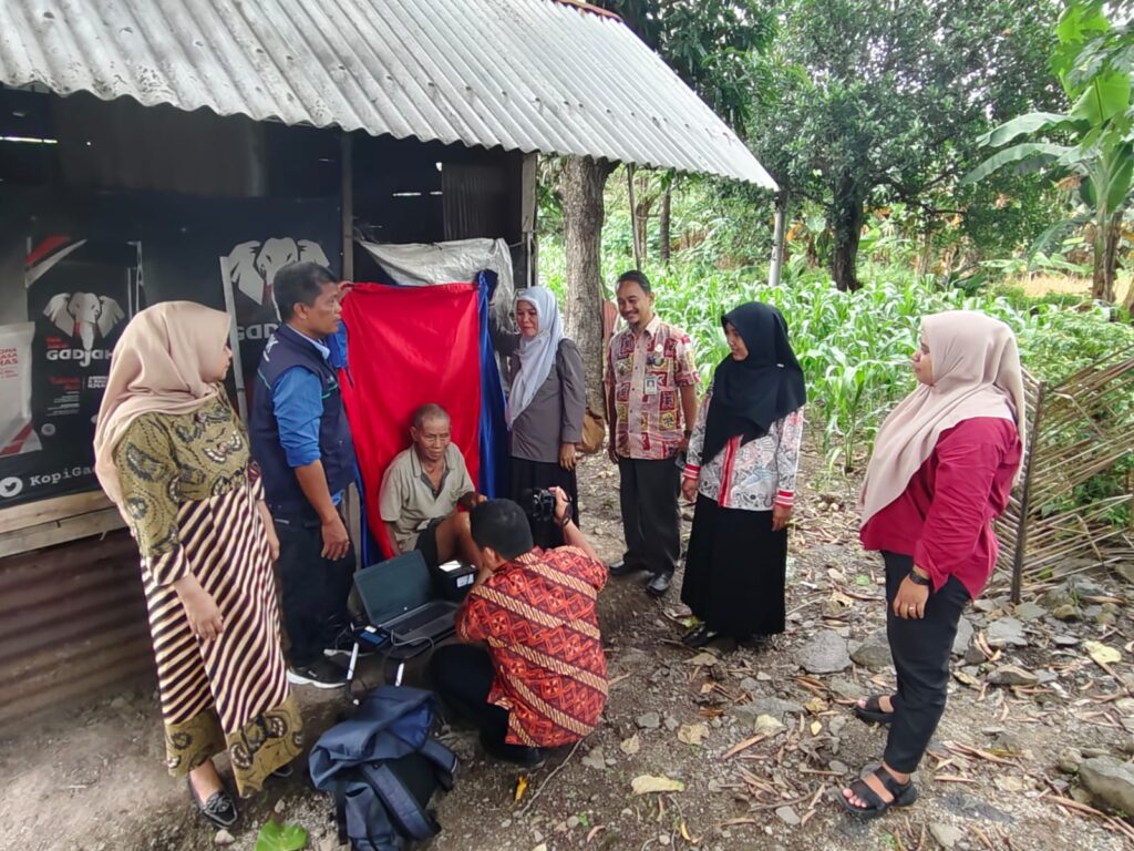 Dinas Sosial Bersama Disdukcapil Pinrang Kunjungi Disabilitas Tunanetra dan Lansia Kurang Mampu di Suppa