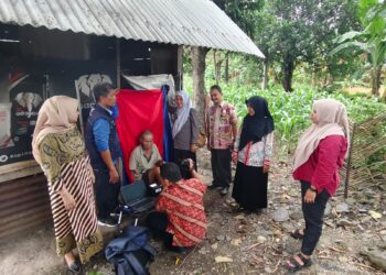 Dinas Sosial Bersama Disdukcapil Pinrang Kunjungi Disabilitas Tunanetra dan Lansia Kurang Mampu di Suppa