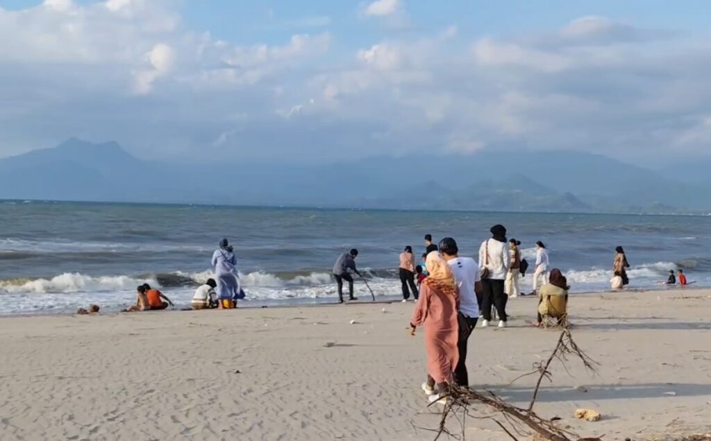 Libur Nataru 2025, Pantai Al’Fhat Stira Paradais Menjadi Destinasi Wisata yang Ramai Dikunjungi Masyarakat
