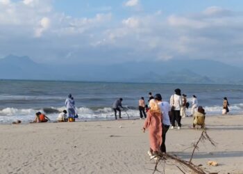 Libur Nataru 2025, Pantai Al’Fhat Stira Paradais Menjadi Destinasi Wisata yang Ramai Dikunjungi Masyarakat