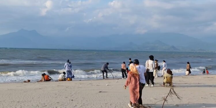 Libur Nataru 2025, Pantai Al’Fhat Stira Paradais Menjadi Destinasi Wisata yang Ramai Dikunjungi Masyarakat