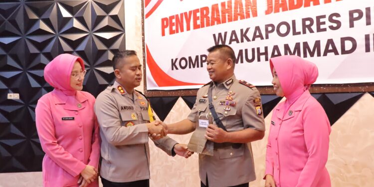 Upacara Penyerahan Jabatan dan Pelepasan Waka Polres Pinrang Berlangsung Khidmat