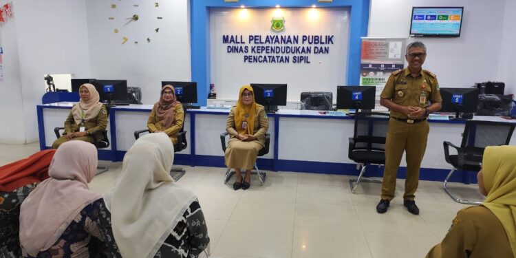 Disdukcapil Pinrang Briefing Pagi: Cara Kadis Dukcapil Jaga Kekompakan dan Semangat Kerja Tim.