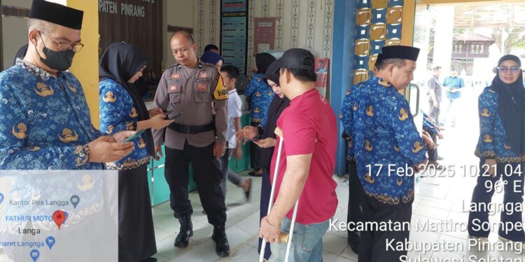 Bukan Sekedar Hadir di Musrenbang, Disdukcapil Pinrang Bantu Warga Pelayanan IKD