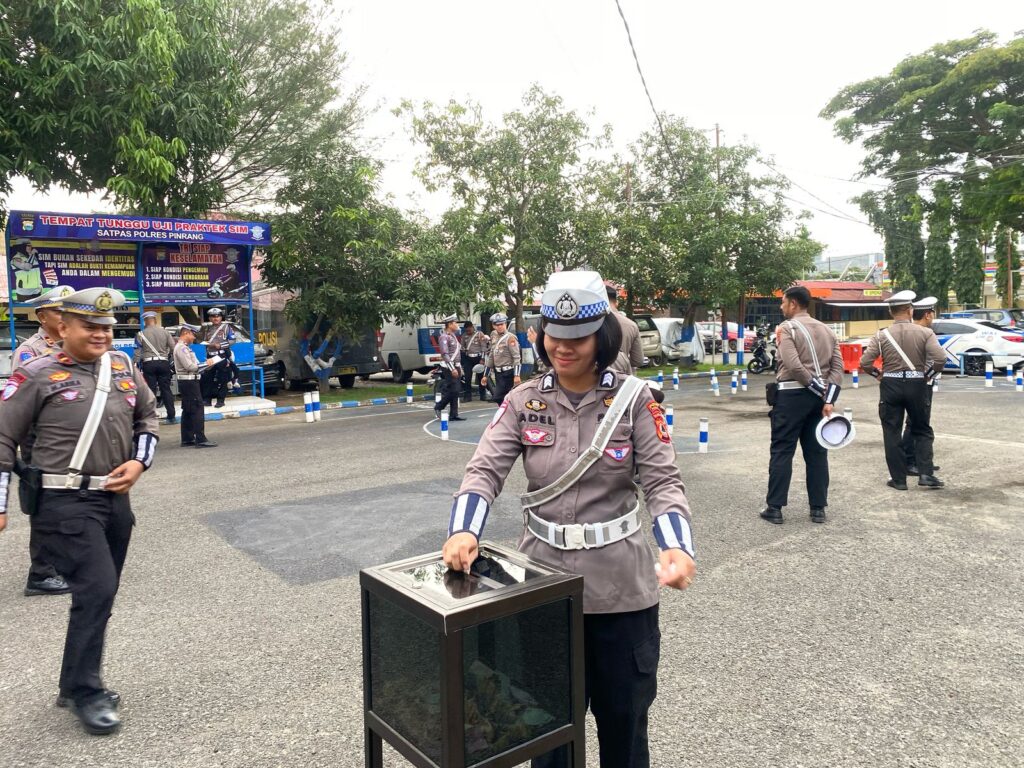 Sentuhan Humanis Sang Kasat Lantas: Personel Polres Pinrang Sedekah, Terangi Senyum Kaum Duafa!