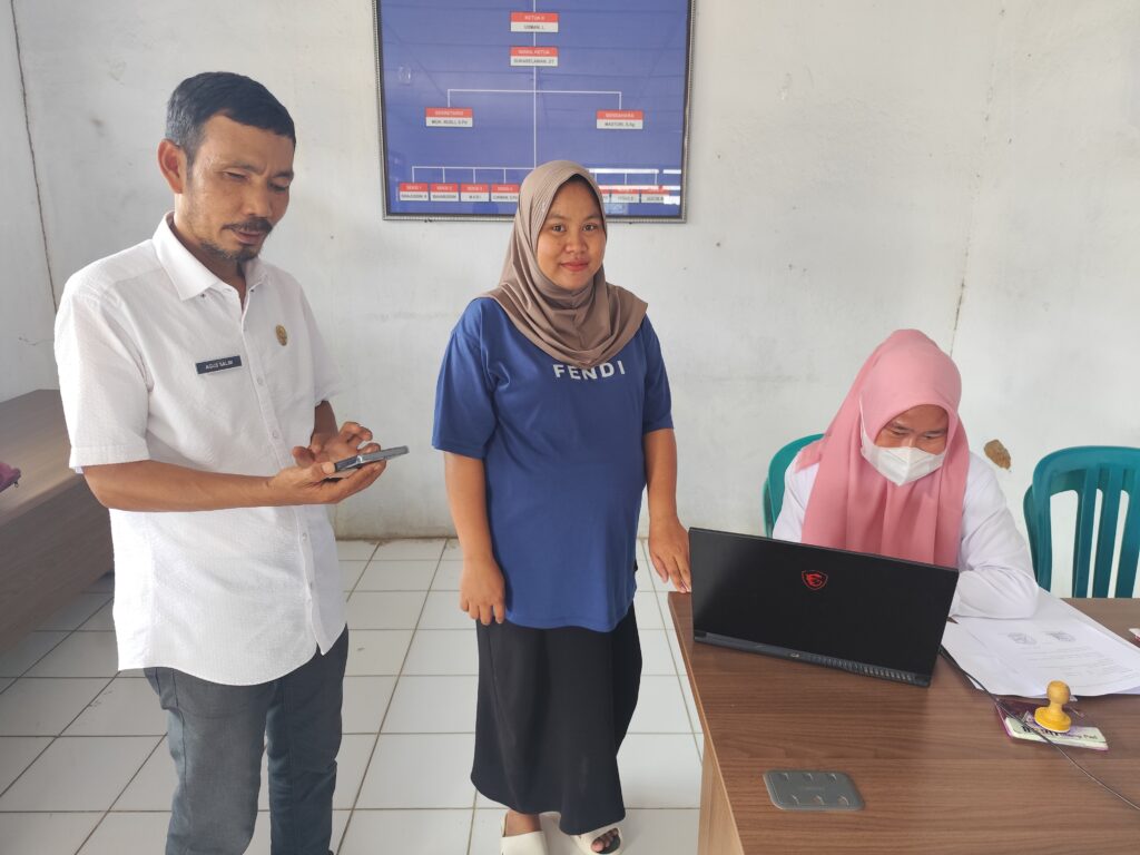 Lurah Bittoeng Bantu Ibu Hamil dan Warga Disabilitas Tunanetra Yang ,Non Aktif BPJS Kesehatannya