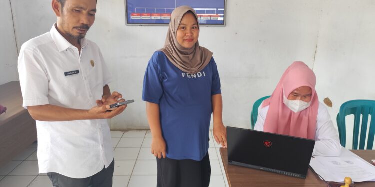 Lurah Bittoeng Bantu Ibu Hamil dan Warga Disabilitas Tunanetra Yang ,Non Aktif BPJS Kesehatannya