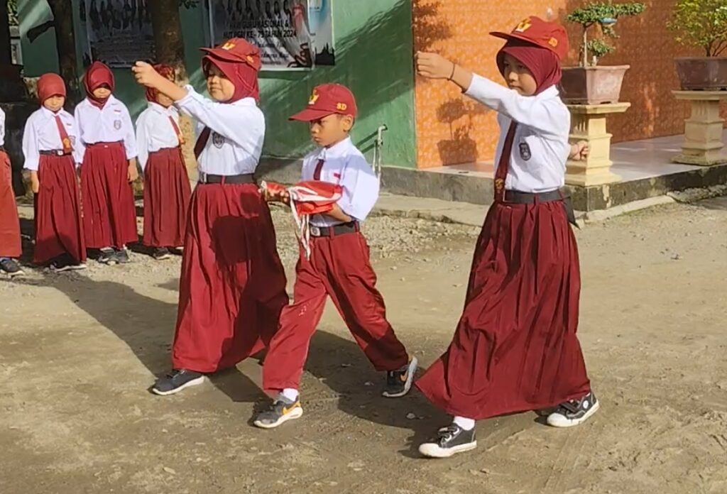 Guru Apresiasi Murid Kelas IV, Sukses Pelaksana Upacara Bendera